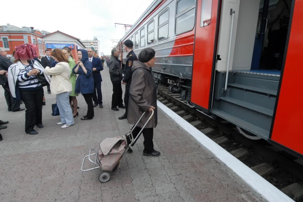 В Барнауле запустили новую эко-электричку с кондиционерами.