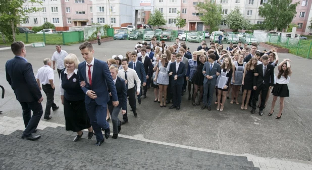 "Последний звонок" в барнаульской школе № 22. 22 мая 2014 года.