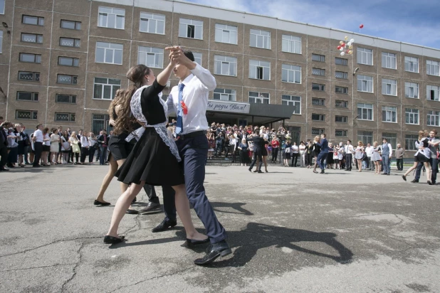 "Последний звонок" в барнаульской школе № 22. 22 мая 2014 года.