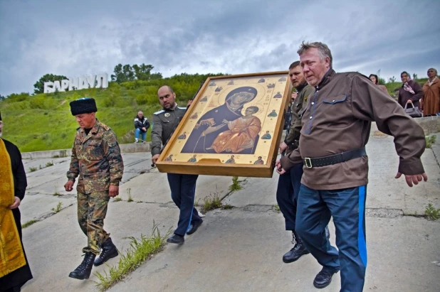 Из Барнаула увезли святыню казаков Урала - Иверскую икону Пресвятой Богородицы.