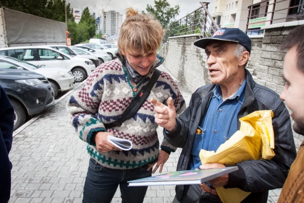 На пути из Дрездена в Нью-Йорк немецкие мотопутешественники побывали в Барнауле.