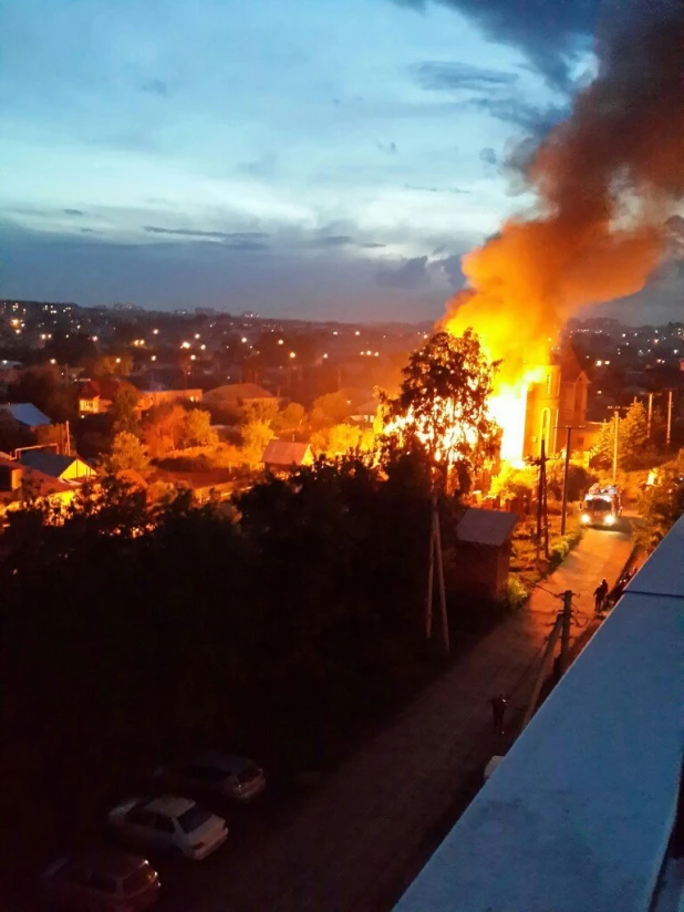 В Барнауле горели частные дома. 27 мая 2015 года.