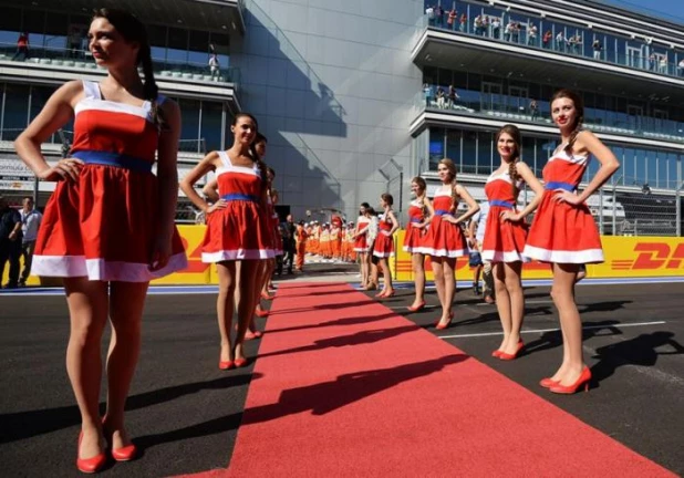 Grid Girls на этапе Формулы 1 в Сочи.