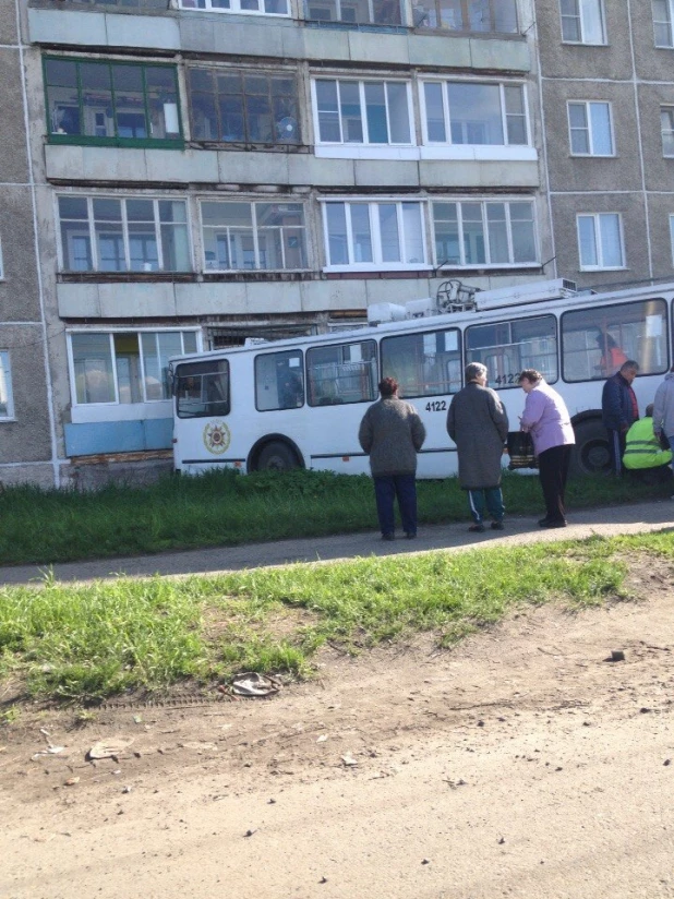 В Барнауле троллейбус врезался в дом.