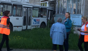 В Барнауле троллейбус врезался в дом.