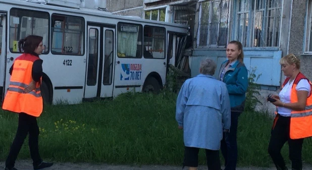 В Барнауле троллейбус врезался в дом.