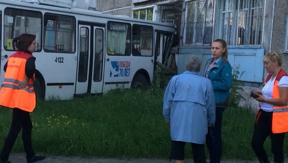 В Барнауле троллейбус врезался в дом.