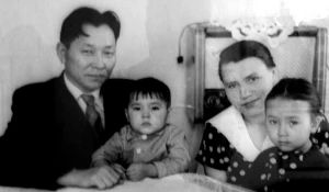 Сережа Шойгу с родителями (слева).