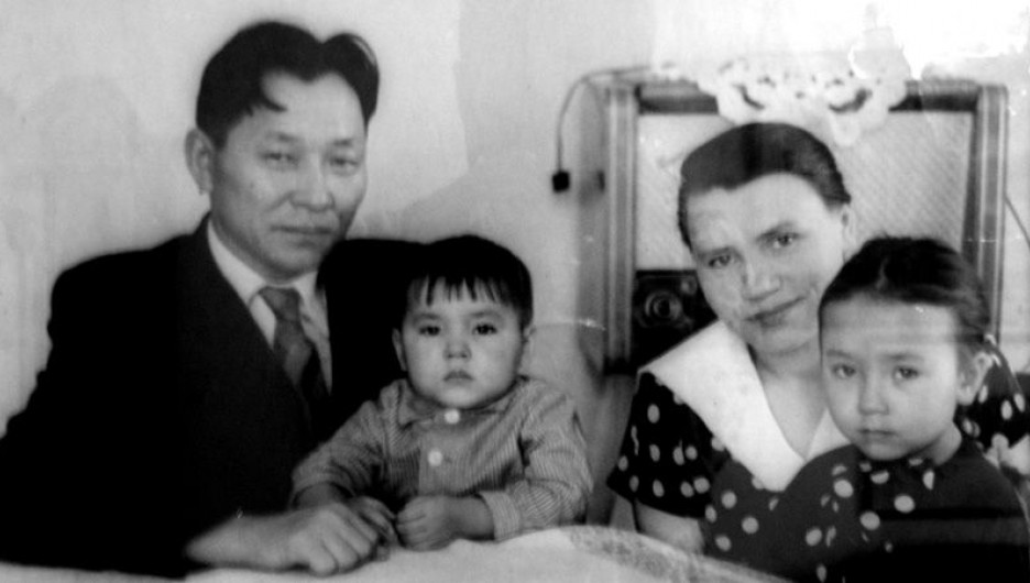 Сережа Шойгу с родителями (слева).
