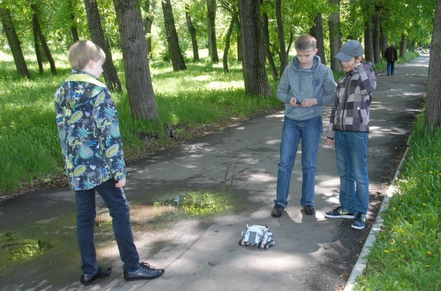 В барнаульском парке дети собирали роботов.