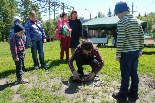 В барнаульском парке дети собирали роботов.