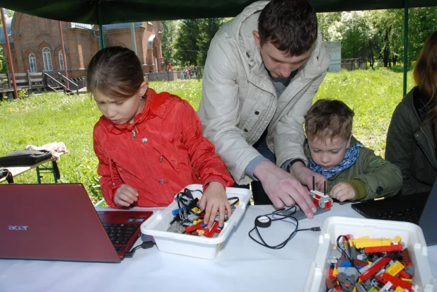 В барнаульском парке дети собирали роботов.