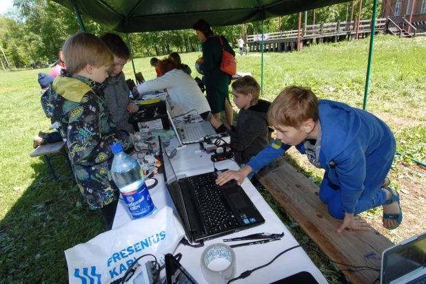 В барнаульском парке дети собирали роботов.