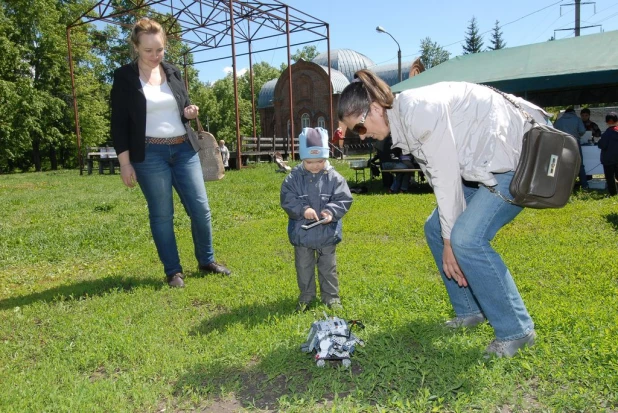 В барнаульском парке дети собирали роботов.