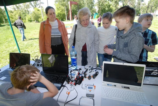 В барнаульском парке дети собирали роботов.