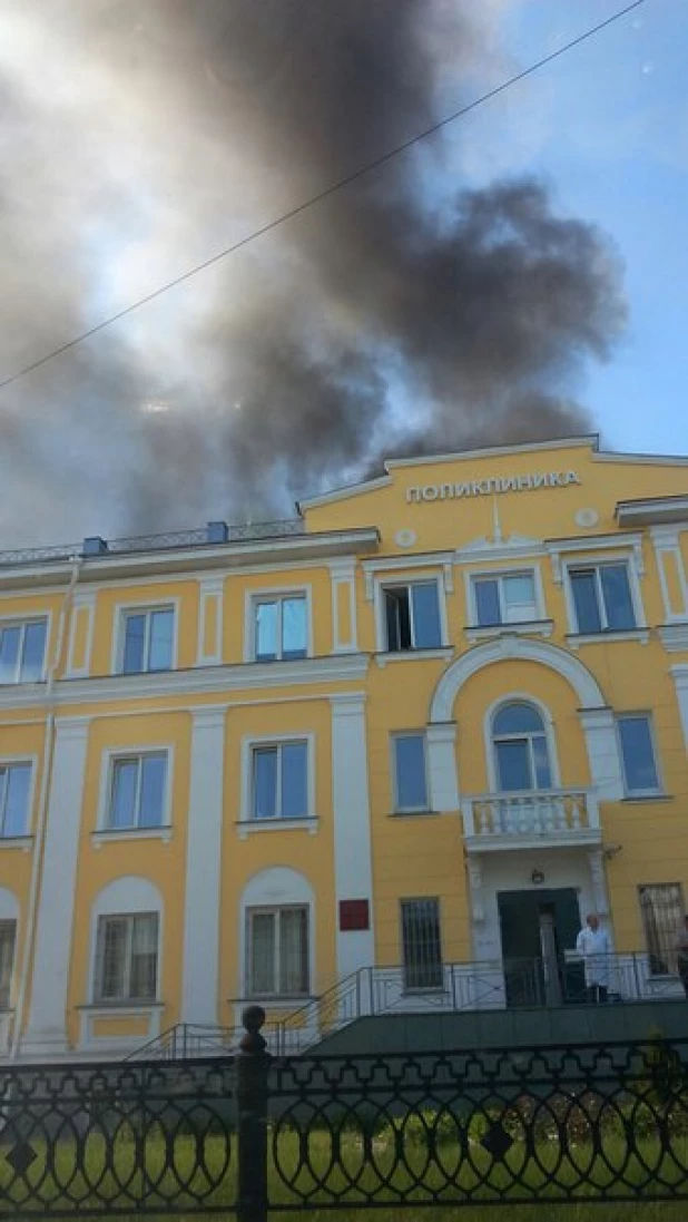 В Барнауле задымилась поликлиника МВД.