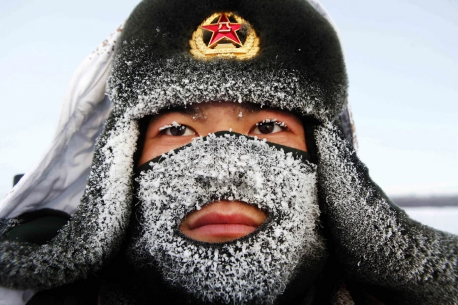 Пограничник на границе Китая и России, 10 декабря 2014.