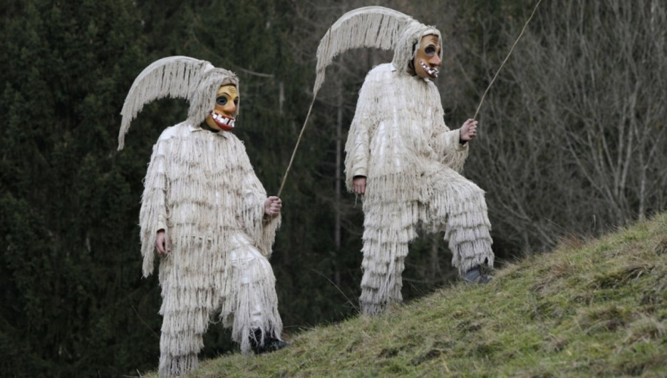 Карнавал в Церкно. Говорят, такие маски и наряды помогают «прогнать» зиму.