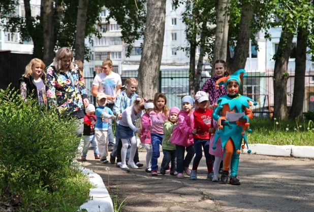  "Алтай-Кокс" поздравил с Днем защиты детей юных заринчан.