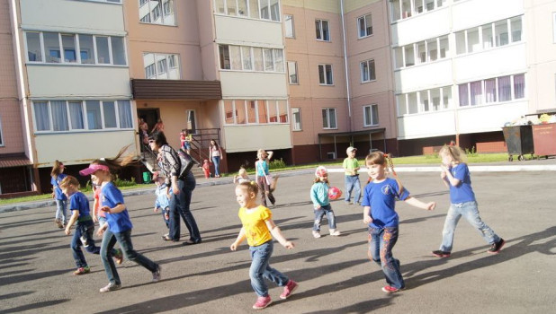 Дворовый праздник Дня защиты детей в Барнауле.