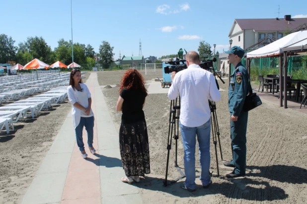 В Барнауле пляж "Солнечный" проверили перед открытием.