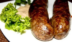 «Пивурчики». Свиное мясо маринуется в тёмном пиве, тщательно вымешивается до состояния вязкого фарша и коптится горячим дымом бука и ясеня. Цена-680 руб/кг.