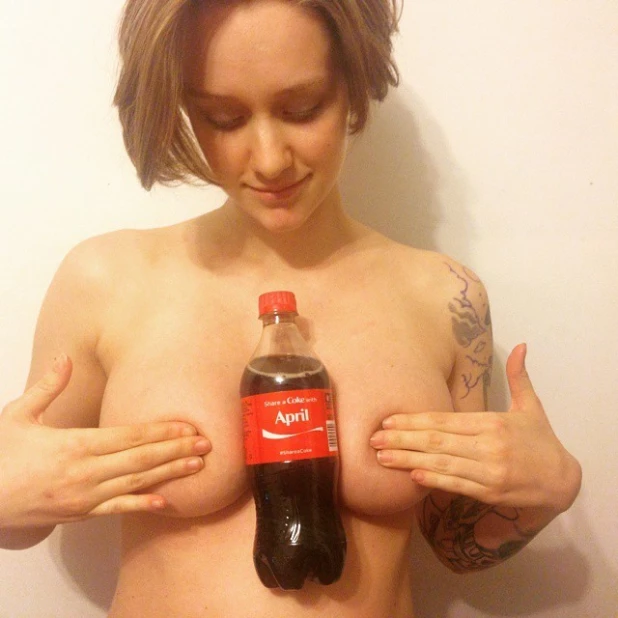 В Сети стартовала кампания под названием #HoldACokeWithYourBoobsChallenge.