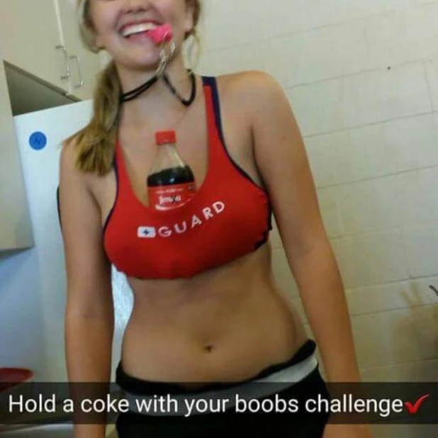 В Сети стартовала кампания под названием #HoldACokeWithYourBoobsChallenge.