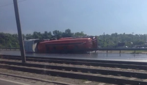 В Барнауле перевернулся бензовоз.