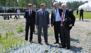 Сергей Белоусов знакомит Георга Ширмбека и Альбрехта Беммана с продукцией семеноводческого центра.