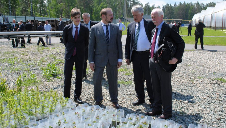 Сергей Белоусов знакомит Георга Ширмбека и Альбрехта Беммана с продукцией семеноводческого центра.