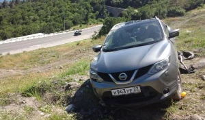 В Крыму нашли разбитый внедорожник с алтайскими номерами.