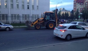 В Барнауле пешеход налетел на экскаватор. 