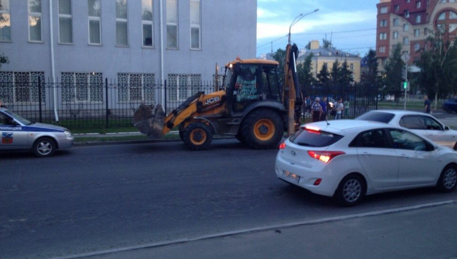 В Барнауле пешеход налетел на экскаватор. 