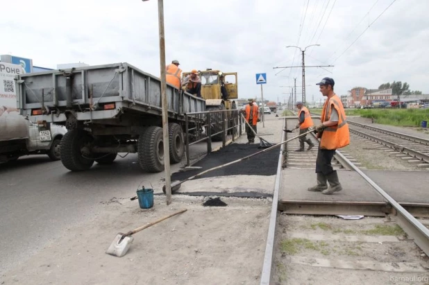 В Барнауле капитально отремонтировали остановочную площадку на ул. Попова.