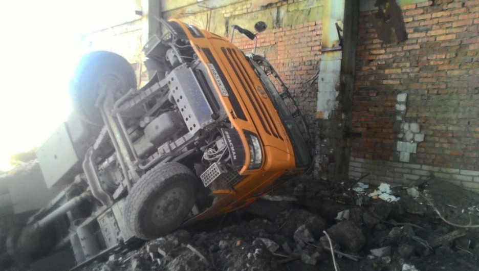 На территории бывшего БАМЗа под землю провалился грузовик.