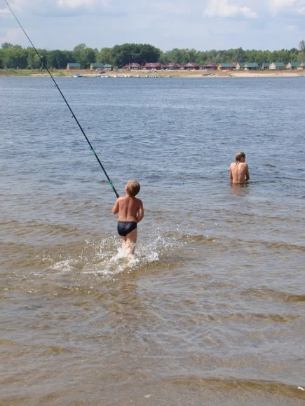 Дети обожают проводить лето у воды.