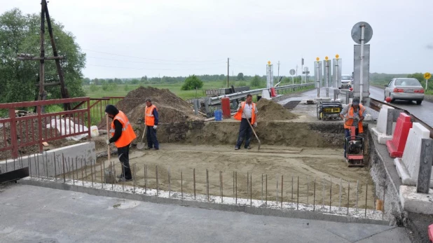 На "Чуйском тракте" ремонтируют трассу и мост.