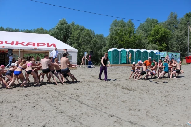 В Барнауле открыли городской пляж на острове Помазкин.