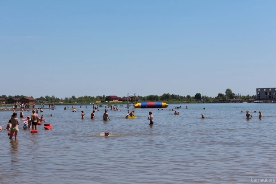 В Барнауле открыли городской пляж на острове Помазкин.