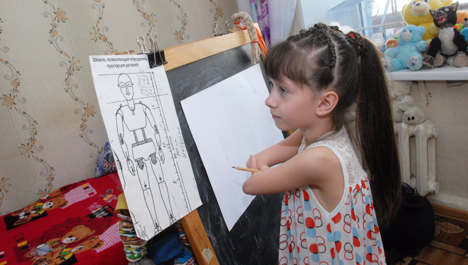 Барнаульские художники рисуют картины вместе с детьми-инвалидами. Художница Алла Кощеева.