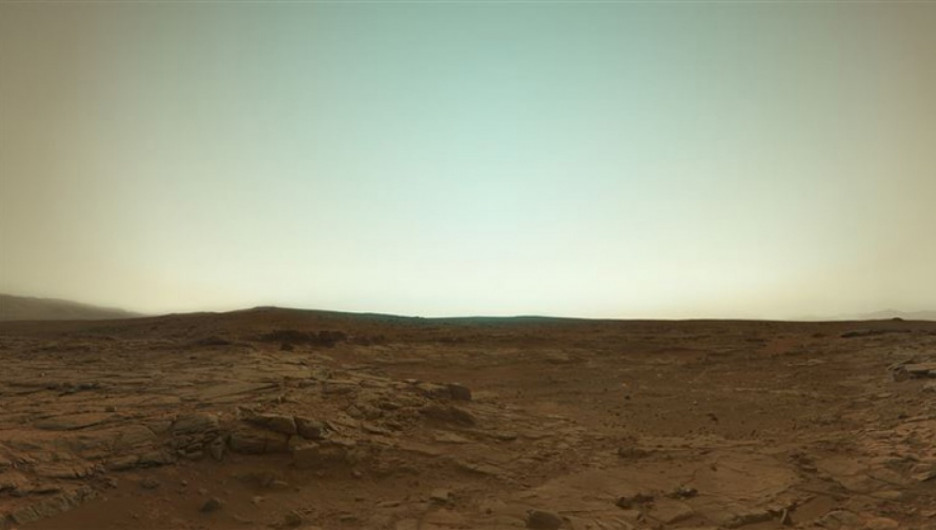 Марс в своем истинном цвете, снятый марсоходом Curiosity.