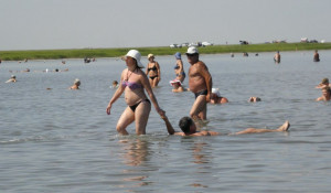 Пляжный сезон на Алтае. Озеро.