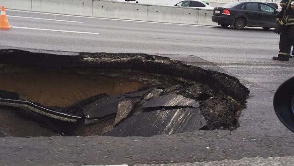 Провал грунта на МКАД, 20 июня 2015 года.