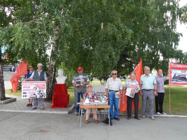 В Барнауле коммунисты организовали сбор подписей в поддержку переименования Волгограда в Сталинград.