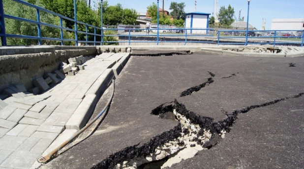 В Барнауле обрушилась набережная.