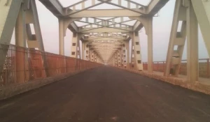 К открытию Старого моста приводится в порядок въездная зона