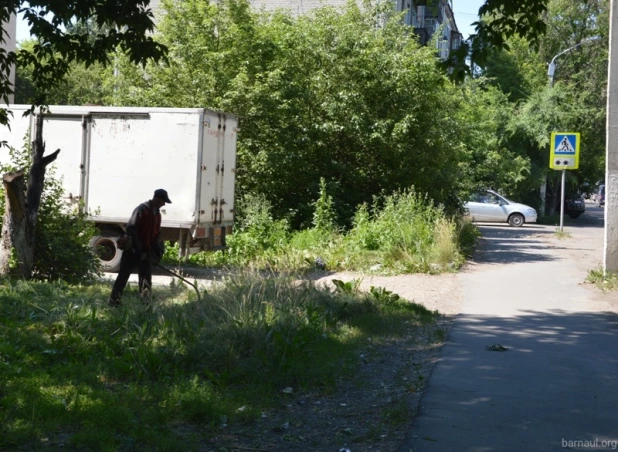 К открытию Старого моста приводится в порядок въездная зона