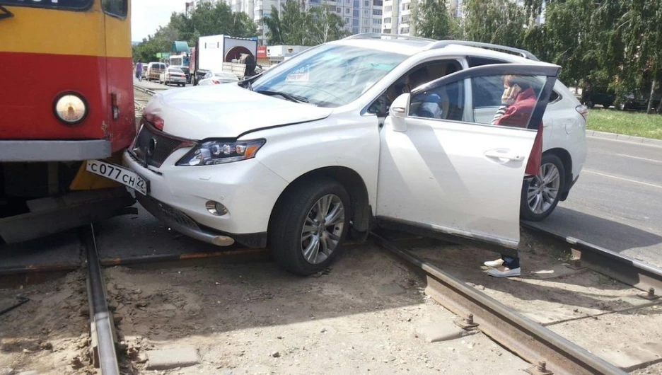 ДТП на остановке "Цветочная". 25 июня 2015 года.