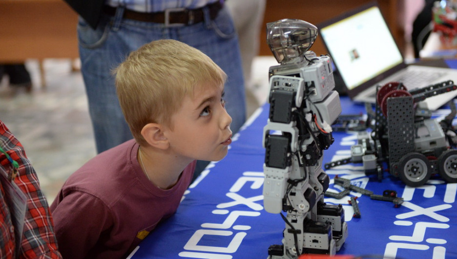 Во время "Электронной недели на Алтае" барнаульских ребят учили робототехнике.